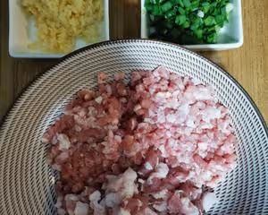 一口吃到很多肉的醬肉包
