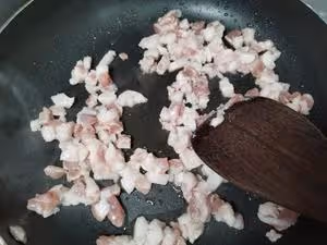 一口吃到很多肉的醬肉包