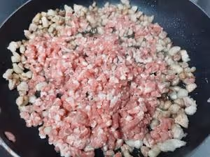 一口吃到很多肉的醬肉包
