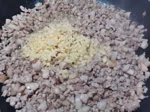 一口吃到很多肉的醬肉包