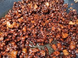 一口吃到很多肉的醬肉包
