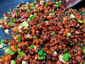 一口吃到很多肉的醬肉包