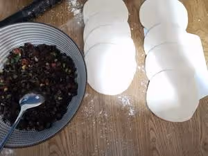 一口吃到很多肉的醬肉包