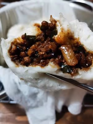 一口吃到很多肉的醬肉包