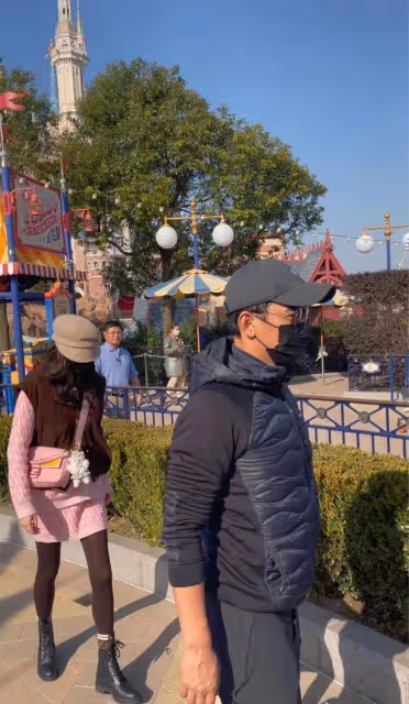 唐嫣羅晉同框,大長腿搶鏡!唐嫣40歲打扮似少女,羅晉發福似路人