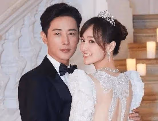 唐嫣羅晉同框,大長腿搶鏡!唐嫣40歲打扮似少女,羅晉發福似路人