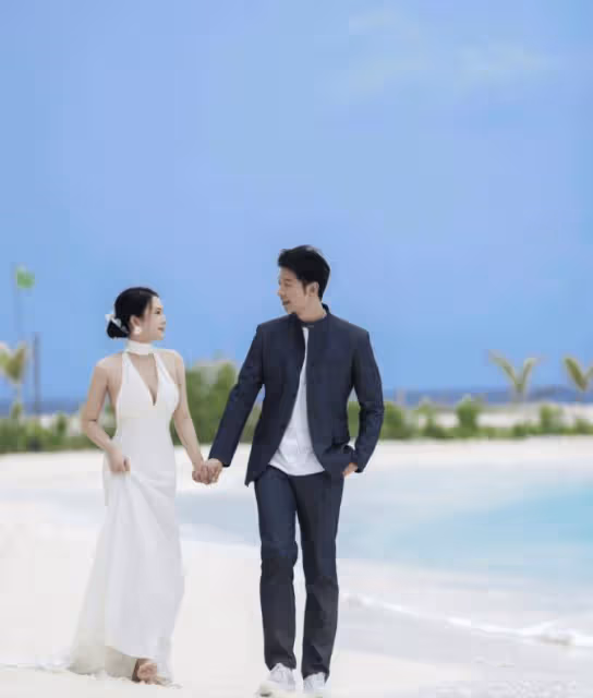 雙喜臨門!40歲TVB前男星大曬與美艷富婆婚照,太太挺大肚宣布下月產女