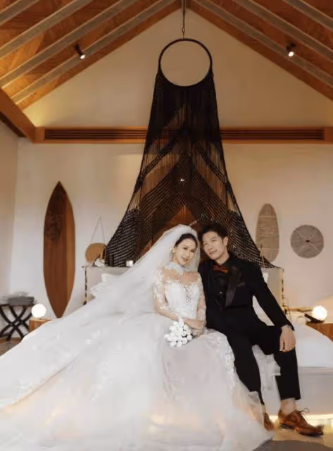 雙喜臨門!40歲TVB前男星大曬與美艷富婆婚照,太太挺大肚宣布下月產女