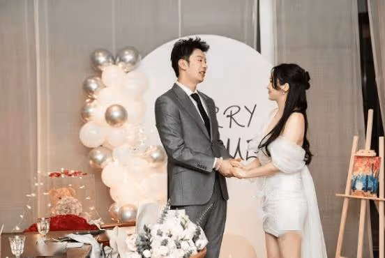 雙喜臨門!40歲TVB前男星大曬與美艷富婆婚照,太太挺大肚宣布下月產女
