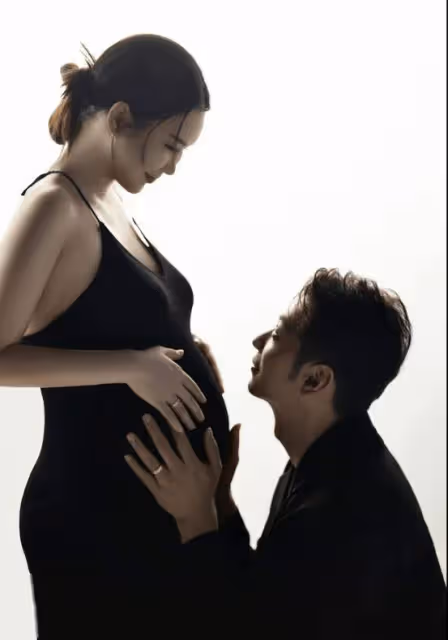 雙喜臨門!40歲TVB前男星大曬與美艷富婆婚照,太太挺大肚宣布下月產女