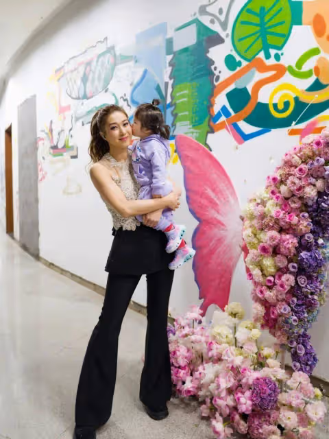 場場爆滿!TVB前花旦鍾嘉欣佛山一連三場演唱會!父母女兒現身直呼感動