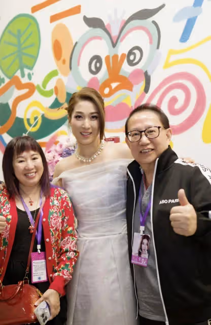 場場爆滿!TVB前花旦鍾嘉欣佛山一連三場演唱會!父母女兒現身直呼感動