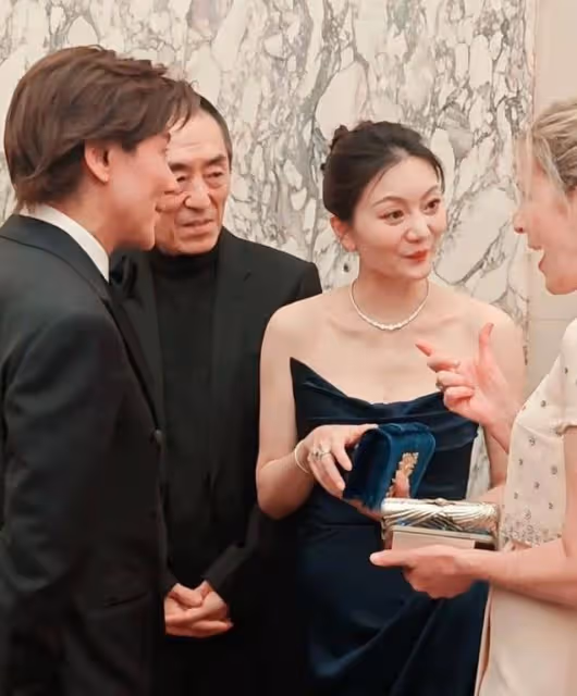 陳婷現實中有多美?盛裝打扮出席巴黎舞會,張藝謀的眼睛都看直了