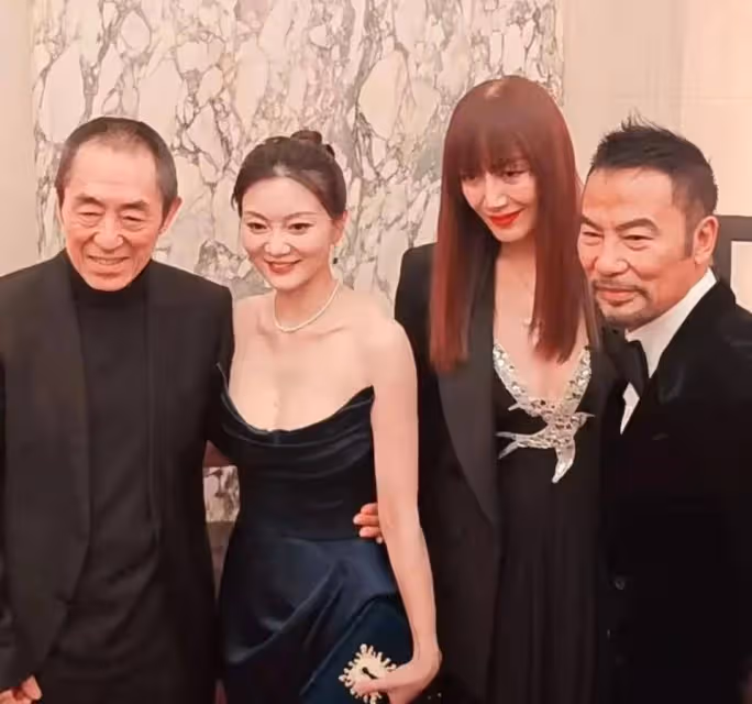 張藝謀一家現身巴黎名媛舞會,18歲女兒妝造遭吐槽,43歲陳婷露肩禮服秀身材