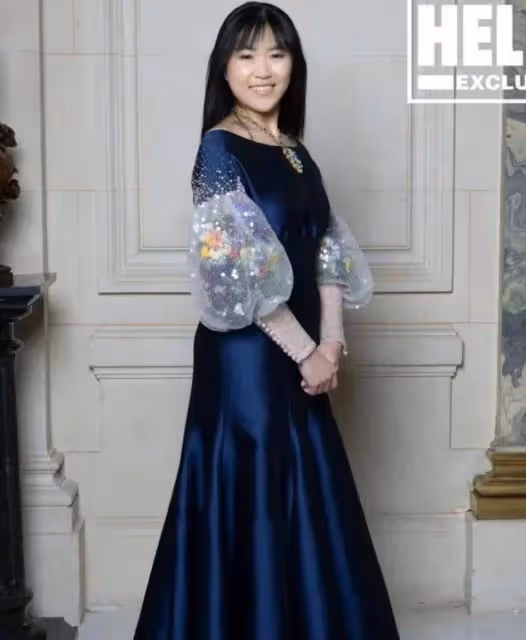 張藝謀一家現身巴黎名媛舞會,18歲女兒妝造遭吐槽,43歲陳婷露肩禮服秀身材