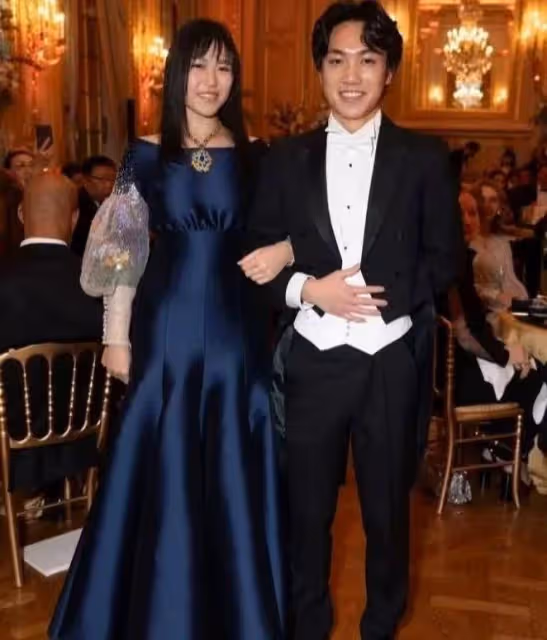 張藝謀一家現身巴黎名媛舞會,18歲女兒妝造遭吐槽,43歲陳婷露肩禮服秀身材