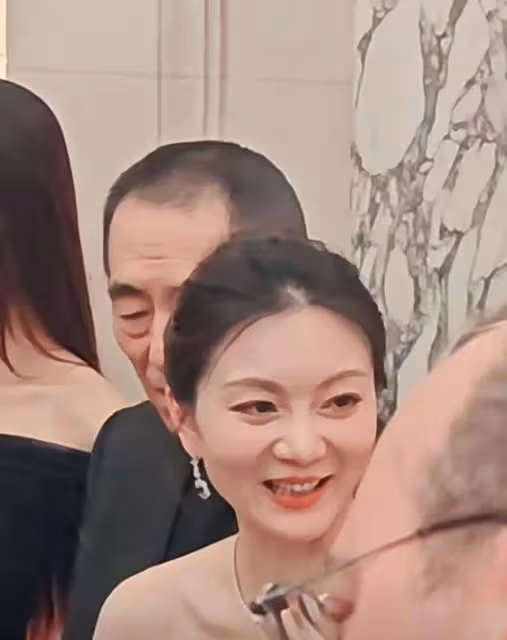 張藝謀一家現身巴黎名媛舞會，18歲女兒妝造遭吐槽，43歲陳婷露肩禮服秀身材