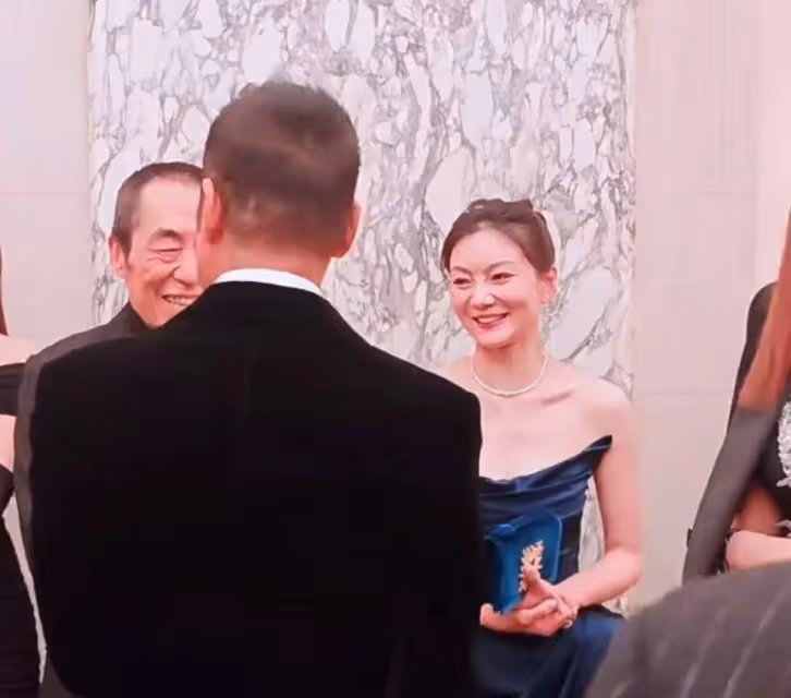 張藝謀一家現身巴黎名媛舞會，18歲女兒妝造遭吐槽，43歲陳婷露肩禮服秀身材