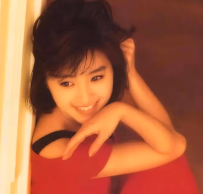 日本女星酒井法子寫真美爆了!雪膚玉貌大長腿性感火辣