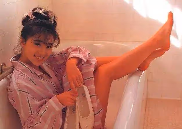 日本女星酒井法子寫真美爆了!雪膚玉貌大長腿性感火辣
