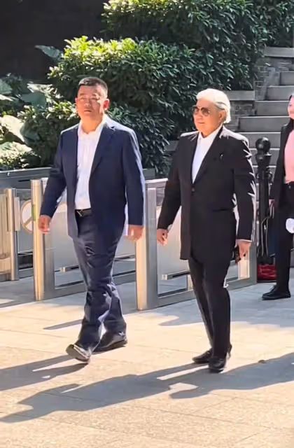 郭晶晶穿新中式走在霍震霆身後,霍啟剛和霍啟山讓出C位!