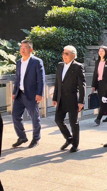郭晶晶穿新中式走在霍震霆身後,霍啟剛和霍啟山讓出C位!