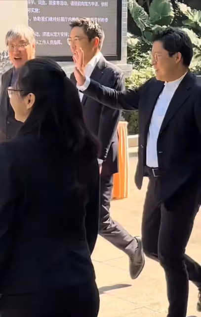 郭晶晶穿新中式走在霍震霆身後,霍啟剛和霍啟山讓出C位!