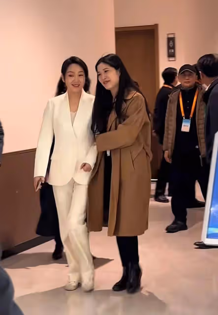 閆妮現身活動,一身白色西裝溫婉動人,網友生圖依舊好美好可愛