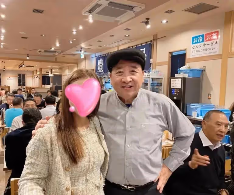 網友東京偶遇姜昆,和朋友聚會喝酒超開心,和女粉絲合影沒架子