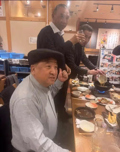 網友東京偶遇姜昆,和朋友聚會喝酒超開心,和女粉絲合影沒架子