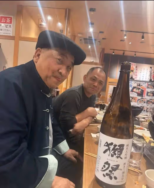 網友東京偶遇姜昆,和朋友聚會喝酒超開心,和女粉絲合影沒架子
