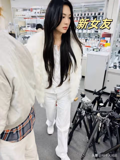 疑王思聰新女友身份曝光!三周前才滿20歲,大量個人私密照曝光