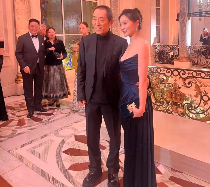 74歲張藝謀蹲地給陳婷拍照,漂亮的陳婷搶了女兒張壹欣的風頭!