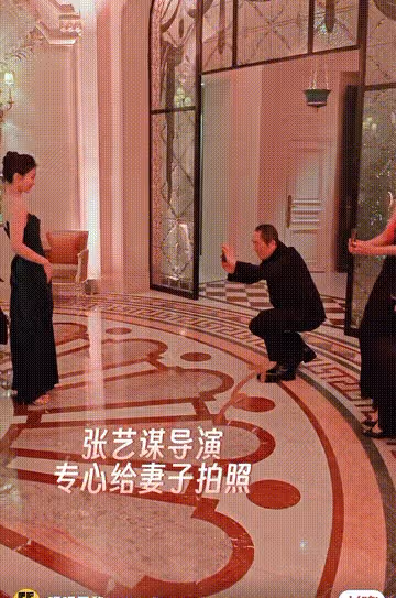 74歲張藝謀蹲地給陳婷拍照,漂亮的陳婷搶了女兒張壹欣的風頭!