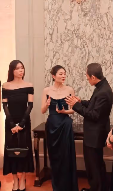 74歲張藝謀蹲地給陳婷拍照,漂亮的陳婷搶了女兒張壹欣的風頭!