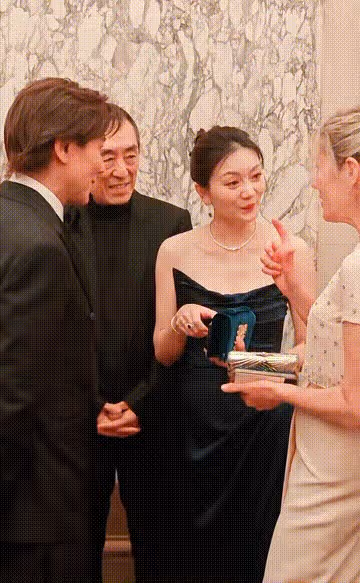 74歲張藝謀蹲地給陳婷拍照,漂亮的陳婷搶了女兒張壹欣的風頭!