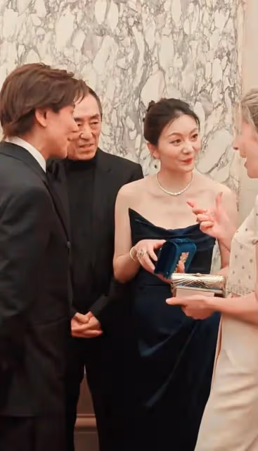 74歲張藝謀蹲地給陳婷拍照，漂亮的陳婷搶了女兒張壹欣的風頭！