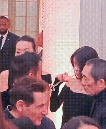 74歲張藝謀蹲地給陳婷拍照，漂亮的陳婷搶了女兒張壹欣的風頭！