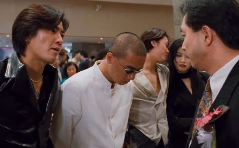 一臉褶子還打打殺殺,陳小春新片跌破底線,賣情懷成古惑仔養老院