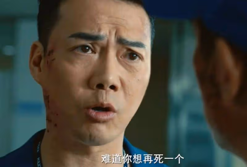 一臉褶子還打打殺殺,陳小春新片跌破底線,賣情懷成古惑仔養老院