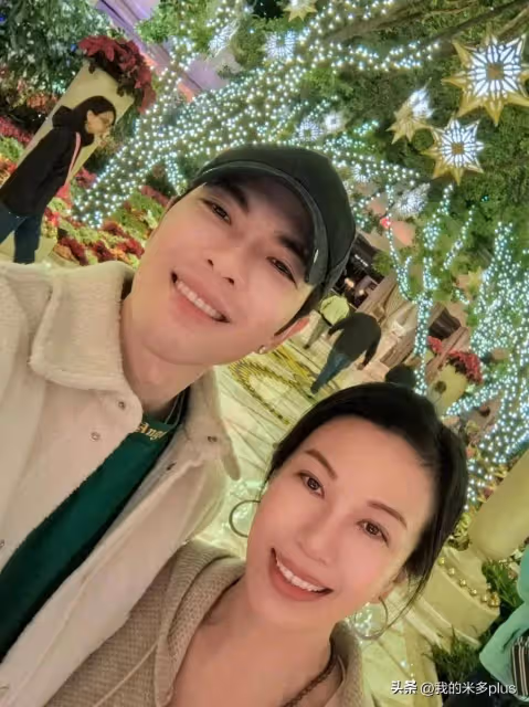 蕭敬騰帶老婆美國演出,51歲林有慧狂掃兩大包愛馬仕,氣勢十足