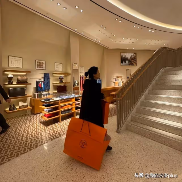 蕭敬騰帶老婆美國演出,51歲林有慧狂掃兩大包愛馬仕,氣勢十足