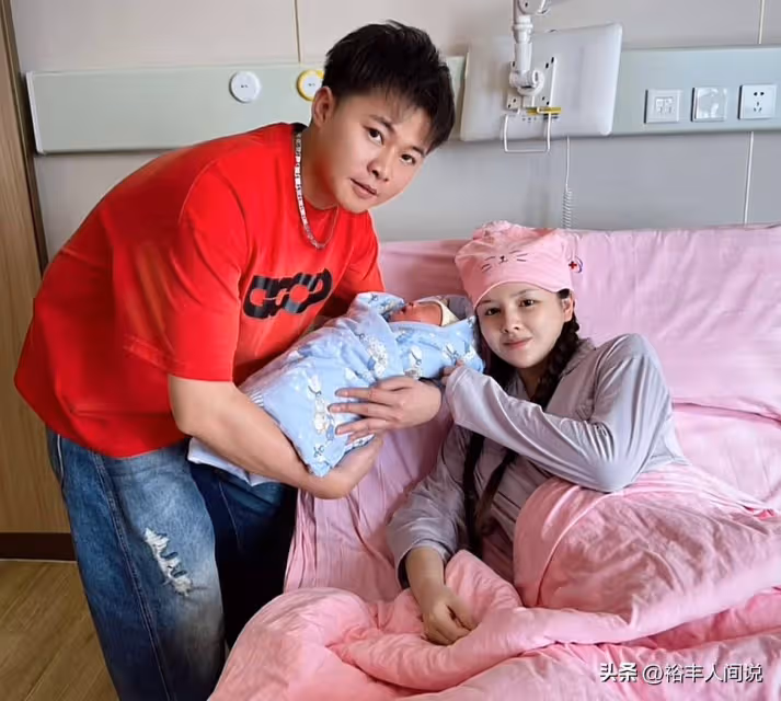 許華升為兒子辦滿月宴!席開近30桌現場發錢,用茅台將兒子圍起來