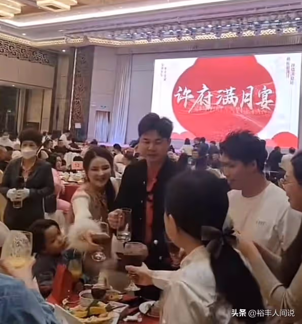 許華升為兒子辦滿月宴！席開近30桌現場發錢，用茅台將兒子圍起來