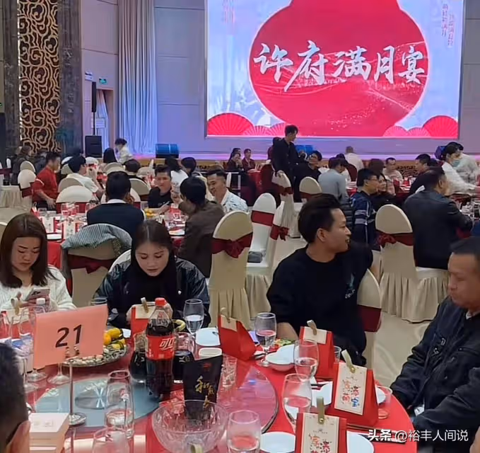 許華升為兒子辦滿月宴！席開近30桌現場發錢，用茅台將兒子圍起來