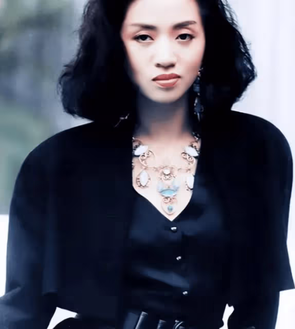 回首張藝謀:除了陳婷和鞏俐,還有個女人,我這輩子都等不到了,是我今生最大的遺憾