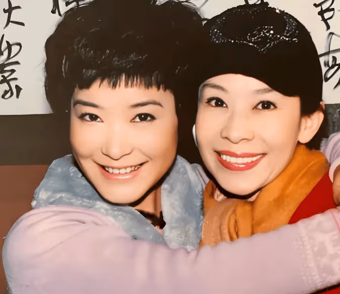 她是央視台長的女兒,22歲嫁初戀,23歲進央視,結婚30年無兒無女