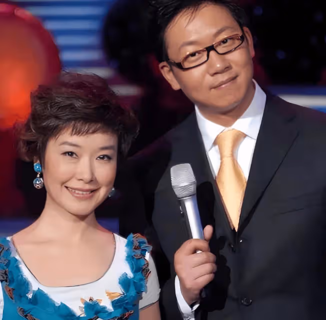 她是央視台長的女兒,22歲嫁初戀,23歲進央視,結婚30年無兒無女