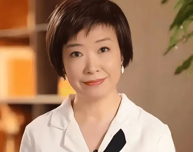 她是央視台長的女兒,22歲嫁初戀,23歲進央視,結婚30年無兒無女