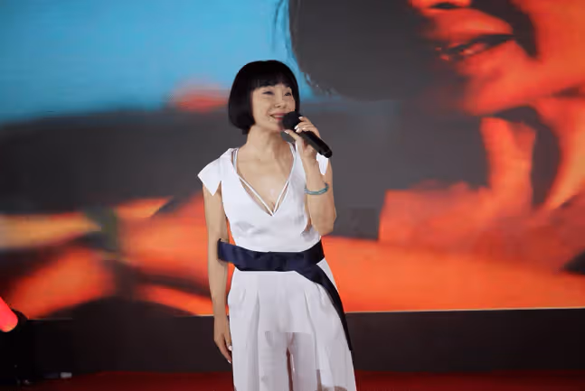 21歲憑《常回家看看》爆紅,45歲外遇鬧離婚,她偷偷轉移富商老公12億
